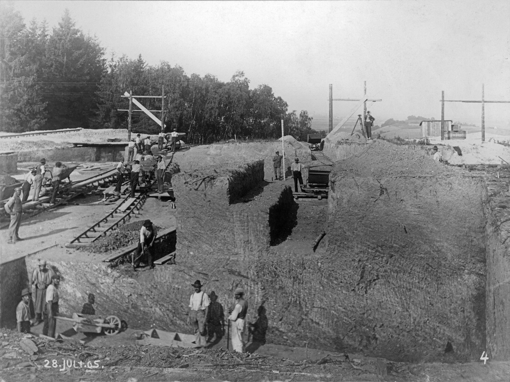 Bild 12 Ausheben Fundament